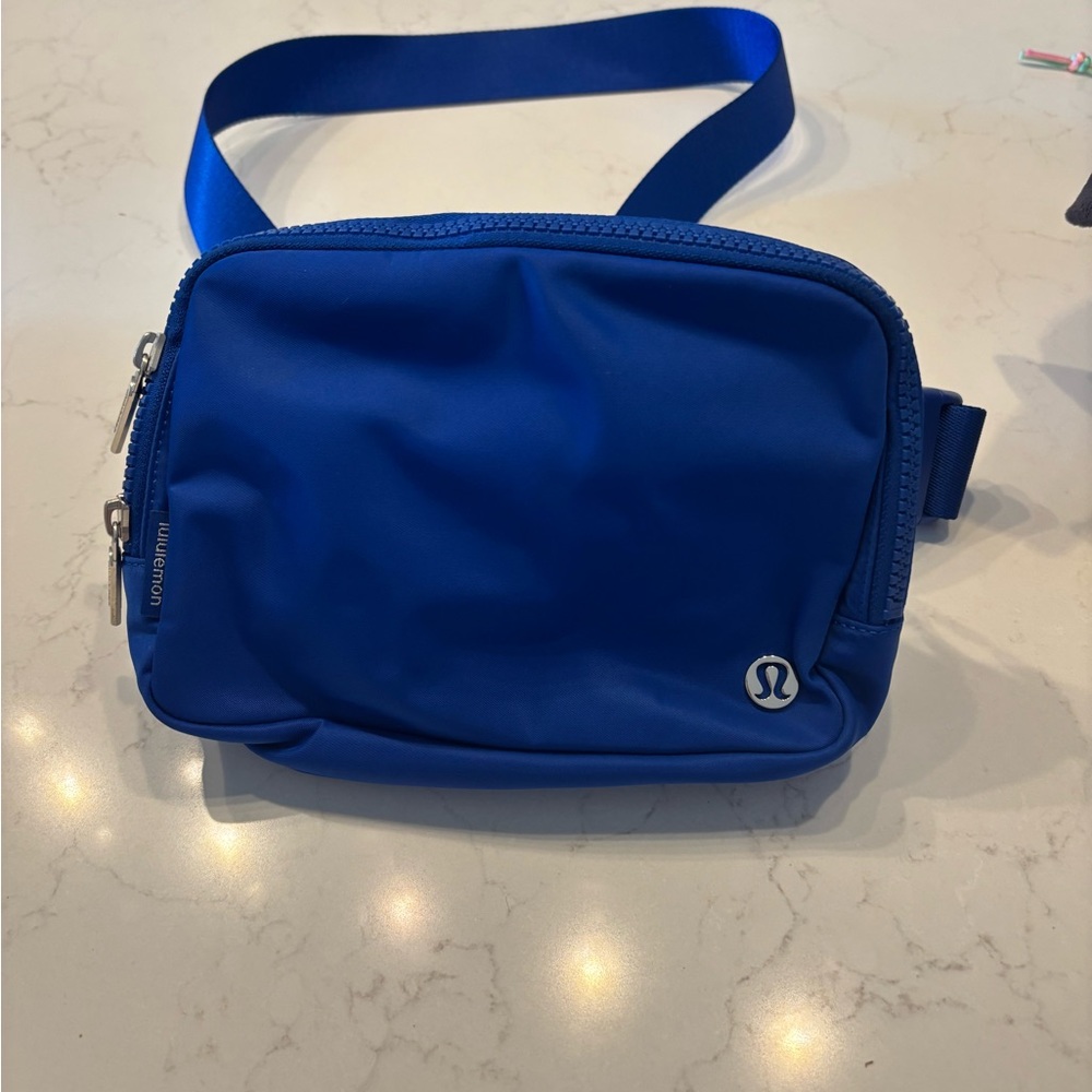 lululemon athletica everywhere 2L Belt Bag in Riverside Blue